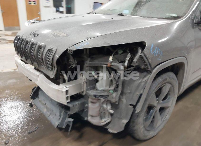 Photo 6 of 2018 Jeep Cherokee LATITUDE 4X4 (VIN 1C4PJMCX7JD582961)
