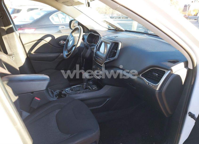 Photo 5 of 2019 Jeep Cherokee LATITUDE 4X4 (VIN 1C4PJMCX7KD121129)