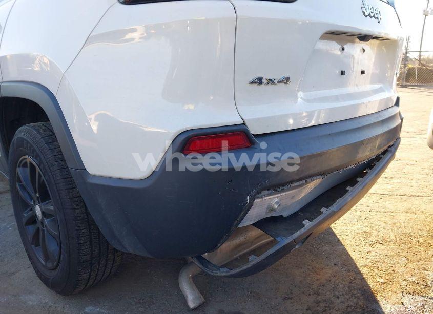 Photo 6 of 2019 Jeep Cherokee LATITUDE 4X4 (VIN 1C4PJMCX7KD121129)