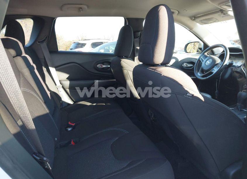 Photo 8 of 2019 Jeep Cherokee LATITUDE 4X4 (VIN 1C4PJMCX7KD121129)