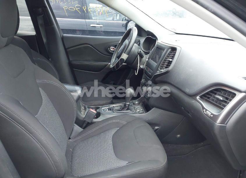 Photo 5 of 2019 Jeep Cherokee LATITUDE 4X4 (VIN 1C4PJMCX7KD230450)