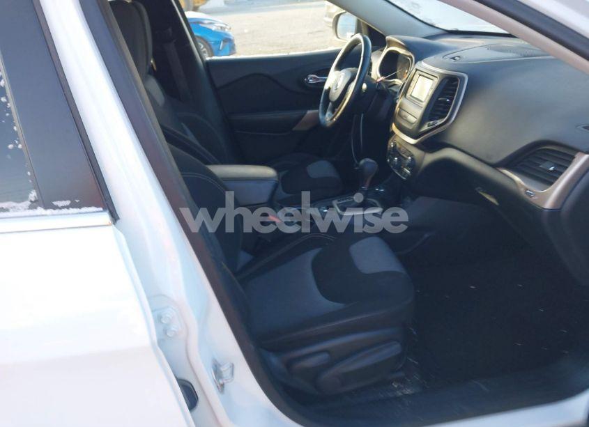 Photo 5 of 2018 Jeep Cherokee LATITUDE 4X4 (VIN 1C4PJMCX8JD548480)