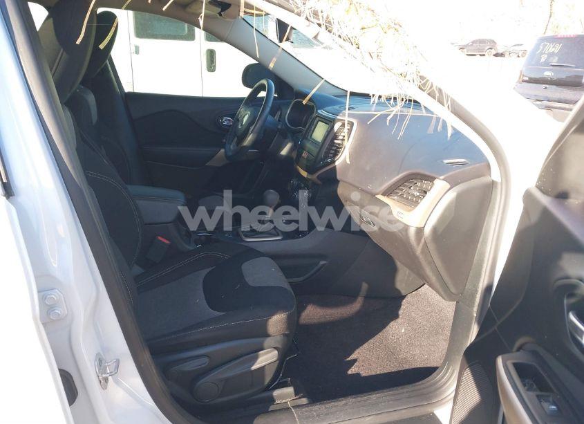 Photo 5 of 2018 Jeep Cherokee LATITUDE 4X4 (VIN 1C4PJMCX9JD532417)