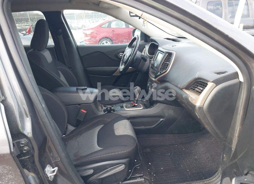 Photo 5 of 2018 Jeep Cherokee LATITUDE 4X4 (VIN 1C4PJMCX9JD547578)