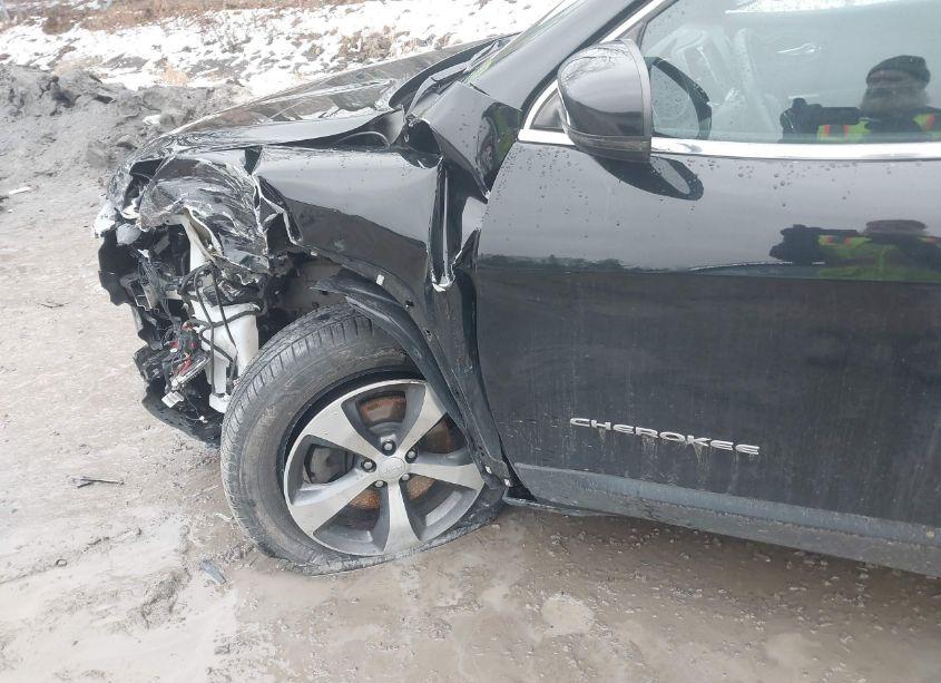 Photo 6 of 2019 Jeep Cherokee LIMITED 4X4 (VIN 1C4PJMDX4KD282827)