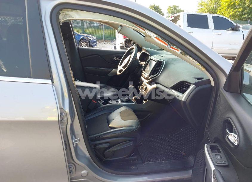 Photo 5 of 2018 Jeep Cherokee LATITUDE PLUS 4X4 (VIN 1C4PJMLB0JD530320)