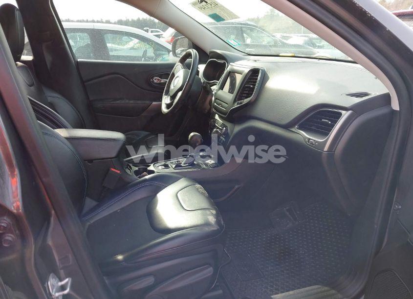 Photo 5 of 2019 Jeep Cherokee LATITUDE PLUS 4X4 (VIN 1C4PJMLB0KD190975)