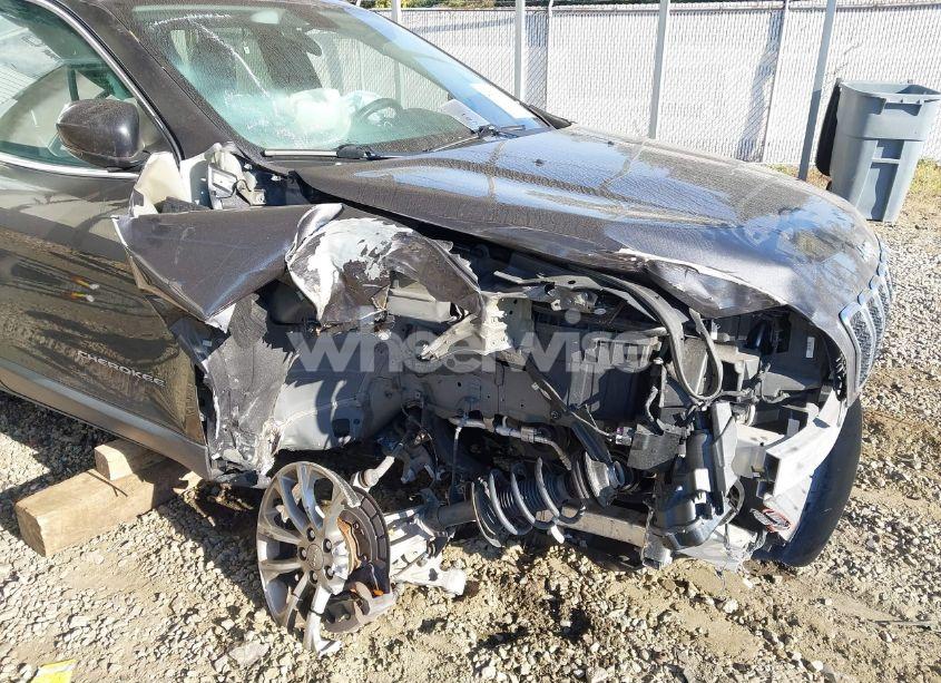 Photo 6 of 2019 Jeep Cherokee LATITUDE PLUS 4X4 (VIN 1C4PJMLB1KD101186)