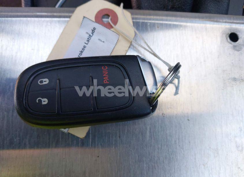 Photo 11 of 2019 Jeep Cherokee LATITUDE PLUS 4X4 (VIN 1C4PJMLB1KD180990)