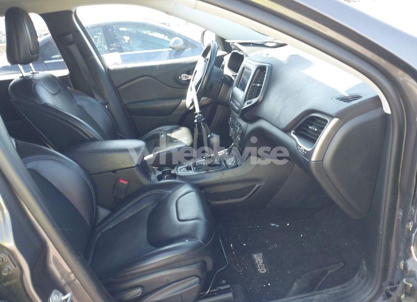 Photo 5 of 2019 Jeep Cherokee LATITUDE PLUS 4X4 (VIN 1C4PJMLB1KD180990)