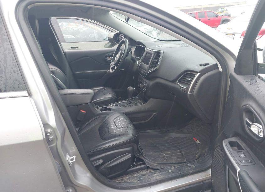 Photo 5 of 2019 Jeep Cherokee LATITUDE PLUS 4X4 (VIN 1C4PJMLB1KD181119)