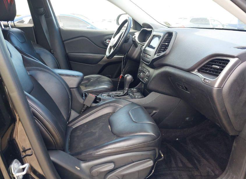 Photo 5 of 2019 Jeep Cherokee LATITUDE PLUS 4X4 (VIN 1C4PJMLB2KD174910)