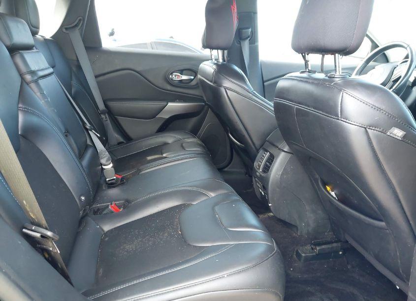 Photo 8 of 2019 Jeep Cherokee LATITUDE PLUS 4X4 (VIN 1C4PJMLB2KD174910)