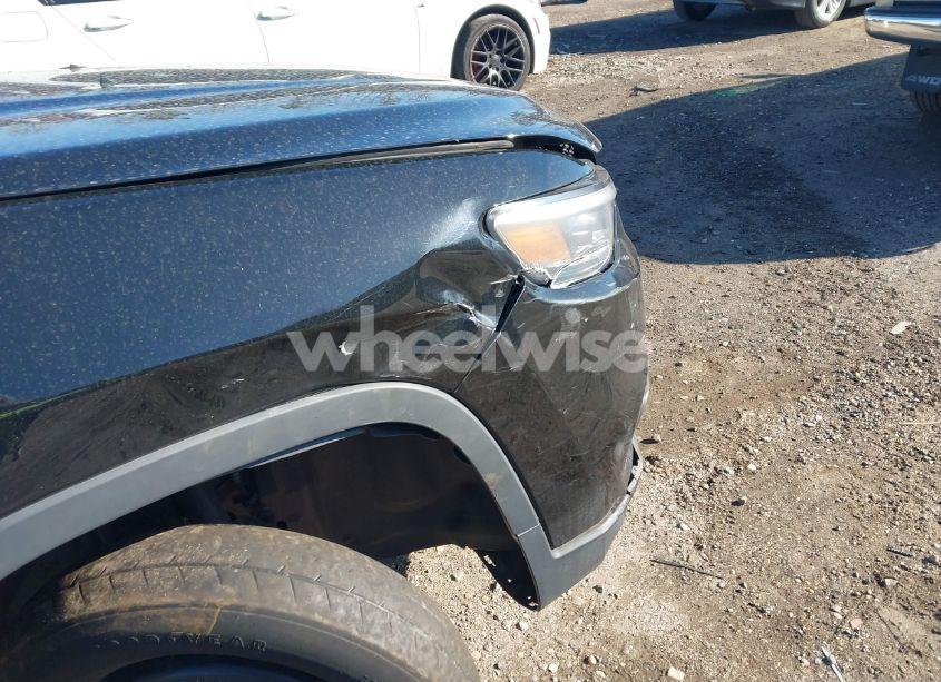 Photo 18 of 2019 Jeep Cherokee LATITUDE PLUS 4X4 (VIN 1C4PJMLB2KD261304)