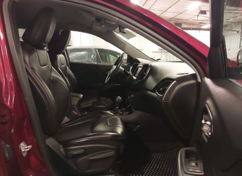 Photo 5 of 2019 Jeep Cherokee LATITUDE PLUS 4X4 (VIN 1C4PJMLB2KD268057)