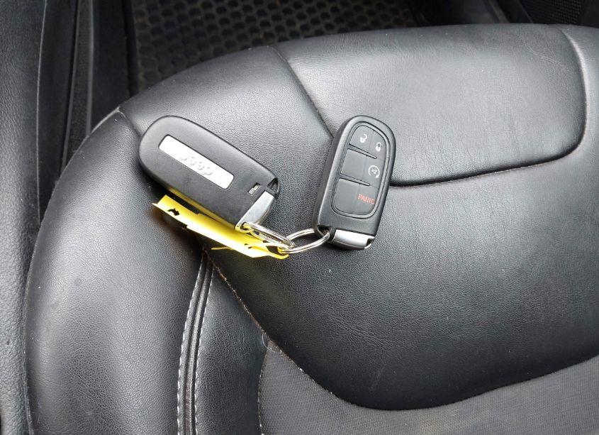 Photo 11 of 2019 Jeep Cherokee LATITUDE PLUS 4X4 (VIN 1C4PJMLB2KD292357)