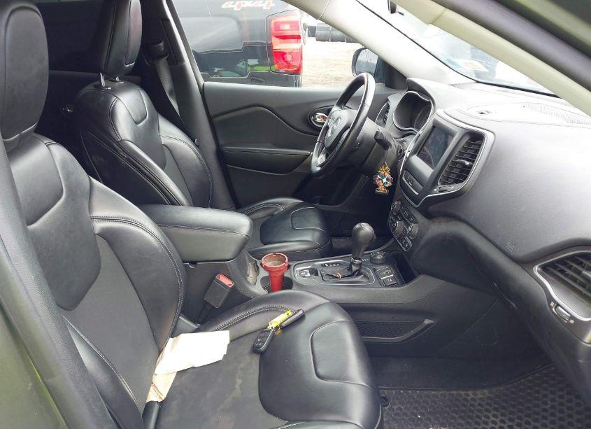 Photo 5 of 2019 Jeep Cherokee LATITUDE PLUS 4X4 (VIN 1C4PJMLB2KD292357)