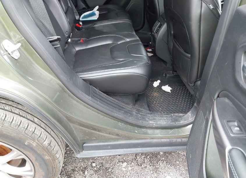 Photo 8 of 2019 Jeep Cherokee LATITUDE PLUS 4X4 (VIN 1C4PJMLB2KD292357)