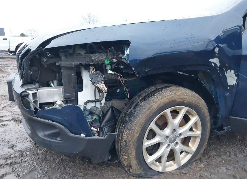 Photo 6 of 2018 Jeep Cherokee LATITUDE PLUS 4X4 (VIN 1C4PJMLB3JD522227)