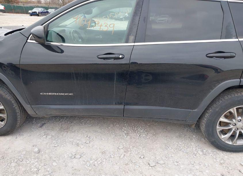 Photo 15 of 2019 Jeep Cherokee LATITUDE PLUS 4X4 (VIN 1C4PJMLB3KD139843)