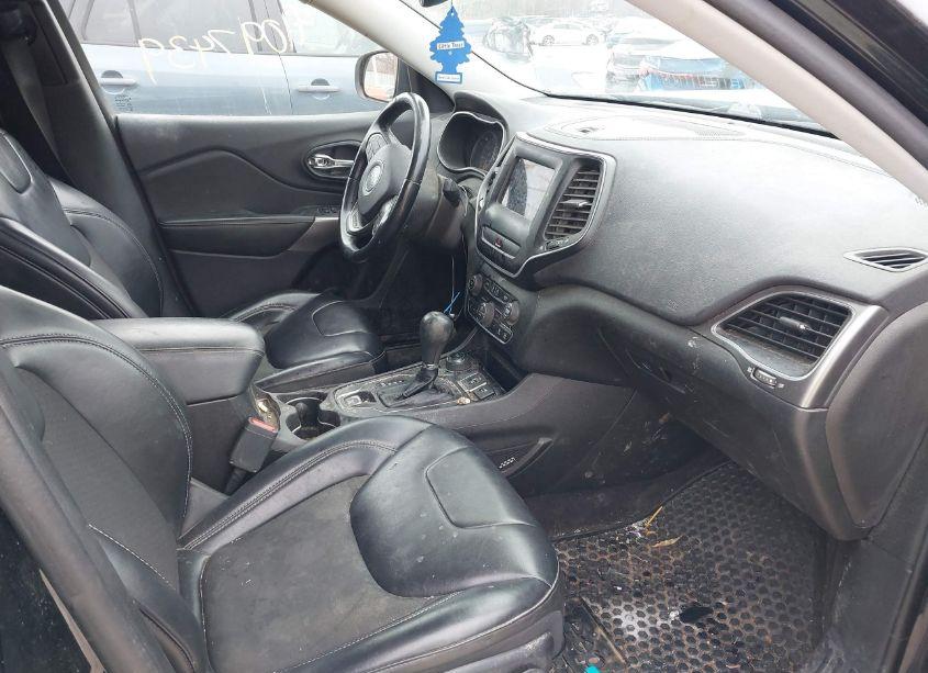 Photo 5 of 2019 Jeep Cherokee LATITUDE PLUS 4X4 (VIN 1C4PJMLB3KD139843)