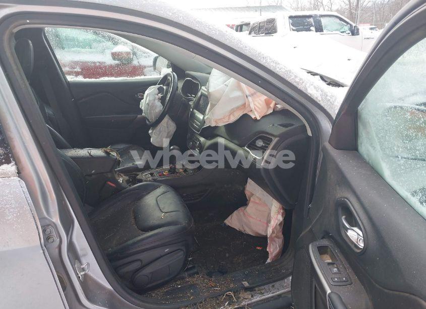 Photo 5 of 2019 Jeep Cherokee LATITUDE PLUS 4X4 (VIN 1C4PJMLB3KD173054)