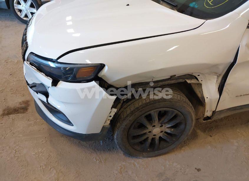 Photo 6 of 2019 Jeep Cherokee LATITUDE PLUS 4X4 (VIN 1C4PJMLB3KD214119)