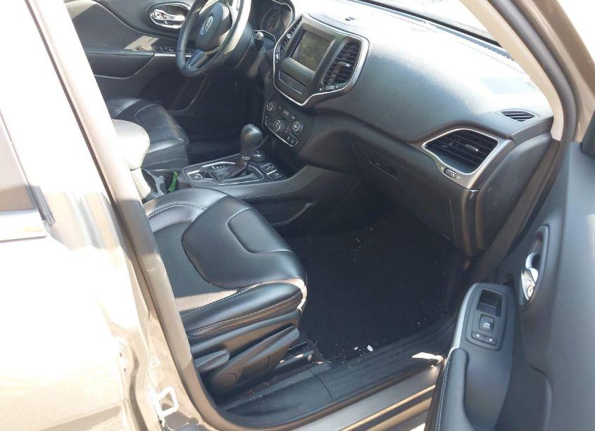 Photo 5 of 2019 Jeep Cherokee LATITUDE PLUS 4X4 (VIN 1C4PJMLB3KD254863)