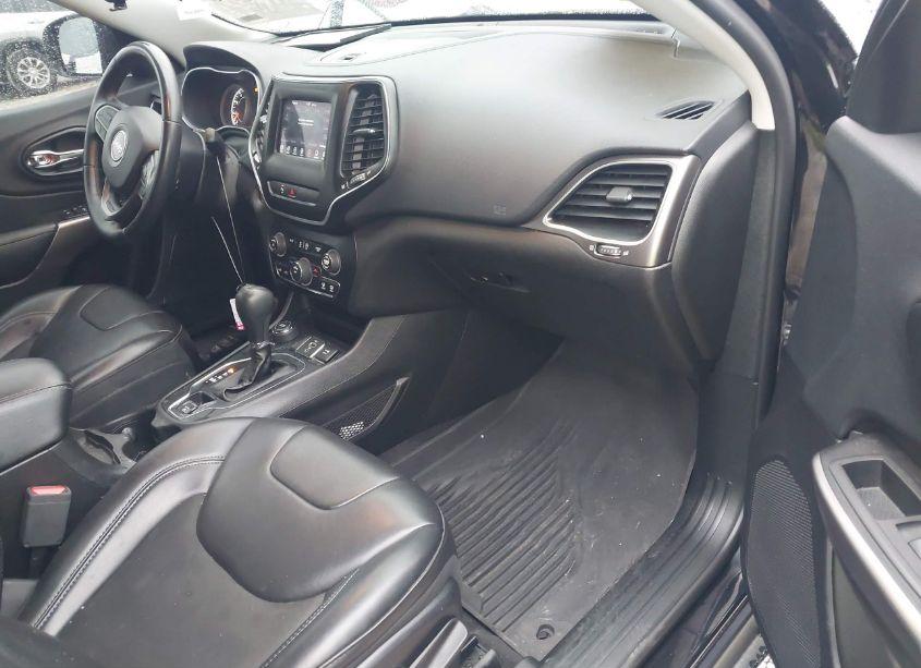 Photo 5 of 2019 Jeep Cherokee LATITUDE PLUS 4X4 (VIN 1C4PJMLB3KD259741)