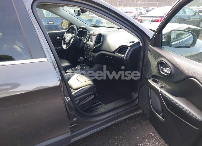 Photo 5 of 2019 Jeep Cherokee LATITUDE PLUS 4X4 (VIN 1C4PJMLB3KD369141)