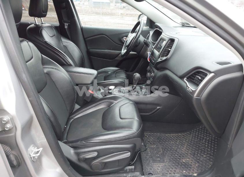 Photo 5 of 2019 Jeep Cherokee LATITUDE PLUS 4X4 (VIN 1C4PJMLB3KD391611)