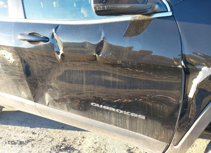 Photo 18 of 2018 Jeep Cherokee LATITUDE PLUS 4X4 (VIN 1C4PJMLB4JD507459)