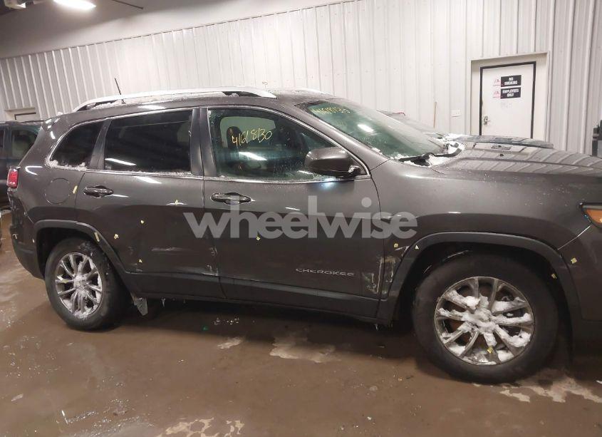 Photo 13 of 2019 Jeep Cherokee LATITUDE PLUS 4X4 (VIN 1C4PJMLB4KD307179)