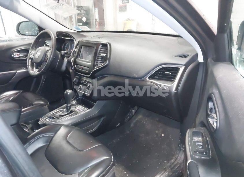 Photo 5 of 2019 Jeep Cherokee LATITUDE PLUS 4X4 (VIN 1C4PJMLB4KD307179)