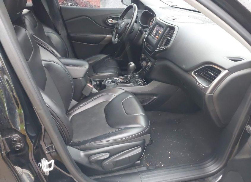 Photo 5 of 2019 Jeep Cherokee LATITUDE PLUS 4X4 (VIN 1C4PJMLB4KD363090)