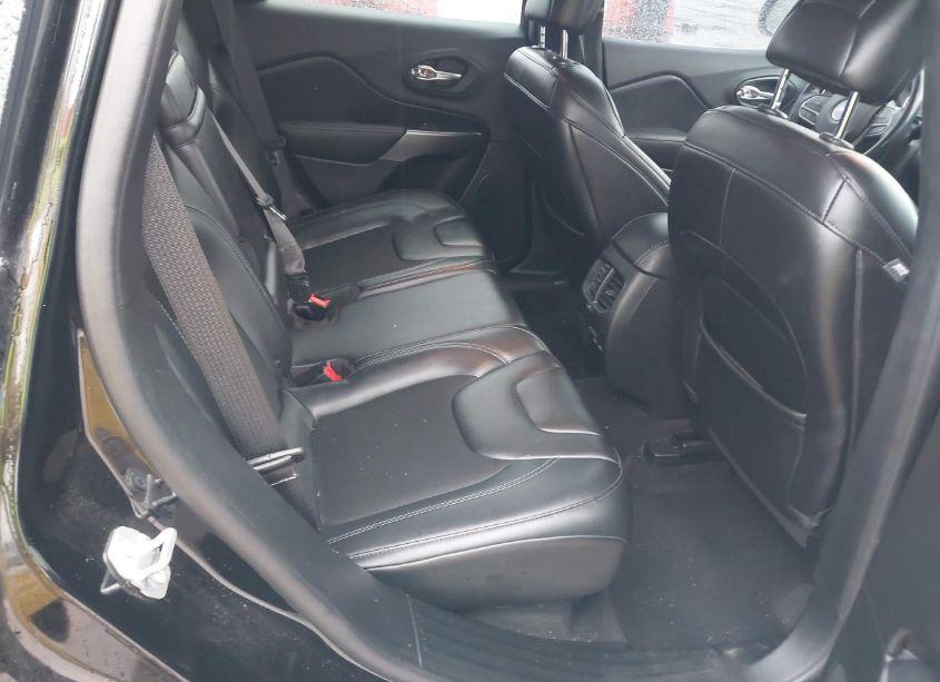 Photo 8 of 2019 Jeep Cherokee LATITUDE PLUS 4X4 (VIN 1C4PJMLB4KD363090)