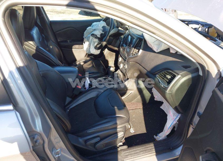 Photo 5 of 2019 Jeep Cherokee LATITUDE PLUS 4X4 (VIN 1C4PJMLB5KD174738)