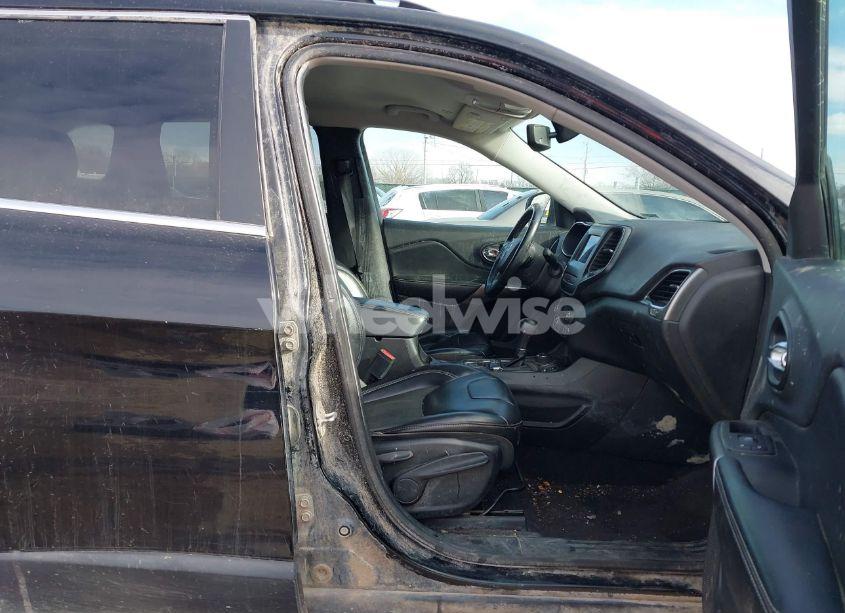 Photo 5 of 2019 Jeep Cherokee LATITUDE PLUS 4X4 (VIN 1C4PJMLB7KD228296)