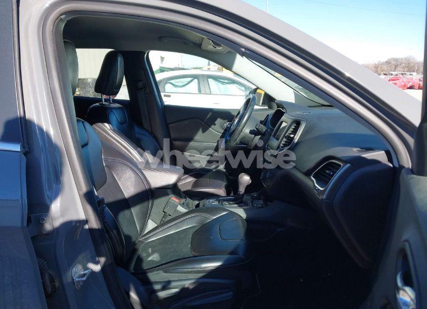 Photo 5 of 2019 Jeep Cherokee LATITUDE PLUS 4X4 (VIN 1C4PJMLB7KD378649)