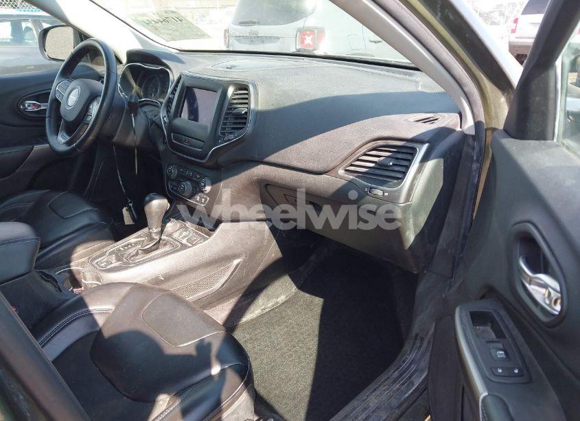 Photo 5 of 2019 Jeep Cherokee LATITUDE PLUS 4X4 (VIN 1C4PJMLB8KD146917)