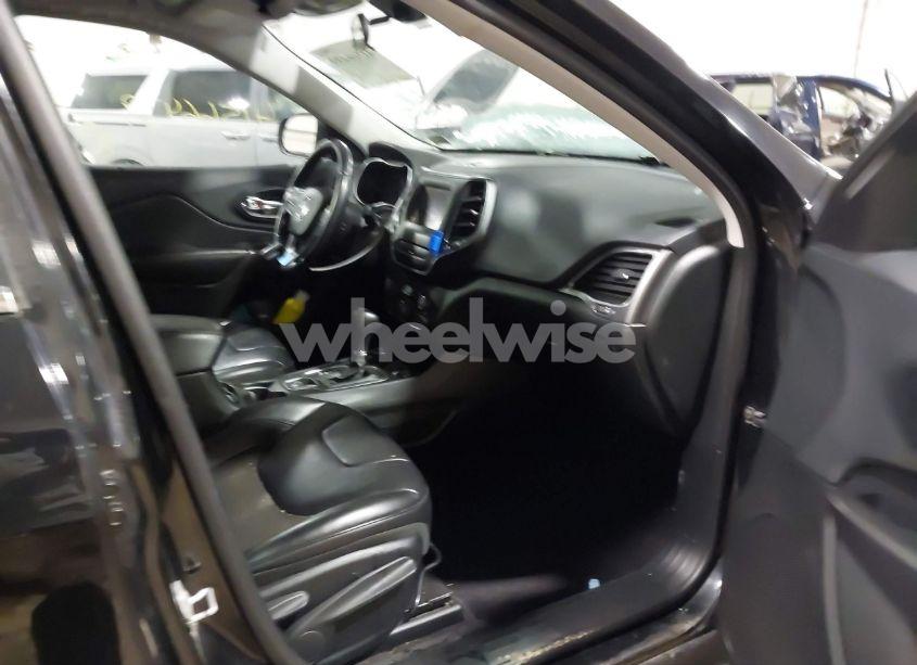 Photo 5 of 2019 Jeep Cherokee LATITUDE PLUS 4X4 (VIN 1C4PJMLB8KD181943)