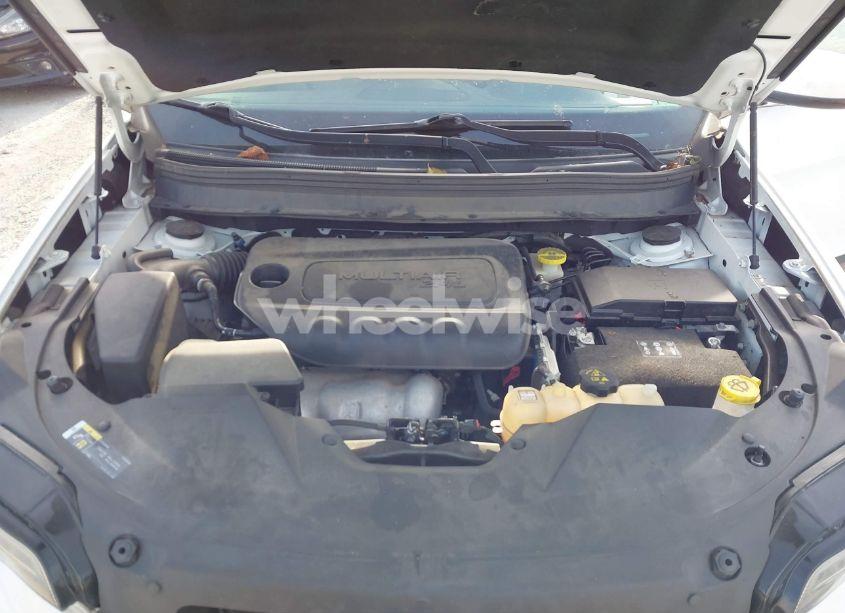 Photo 10 of 2019 Jeep Cherokee LATITUDE PLUS 4X4 (VIN 1C4PJMLB8KD309047)