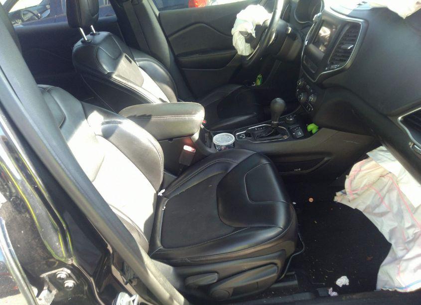 Photo 5 of 2019 Jeep Cherokee LATITUDE PLUS 4X4 (VIN 1C4PJMLBXKD195049)