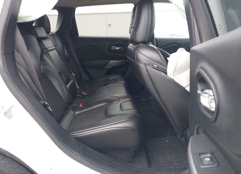 Photo 8 of 2019 Jeep Cherokee LATITUDE PLUS 4X4 (VIN 1C4PJMLBXKD199084)