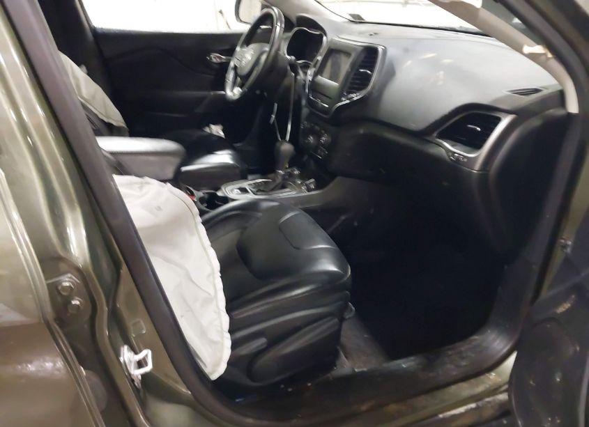 Photo 5 of 2019 Jeep Cherokee LATITUDE PLUS 4X4 (VIN 1C4PJMLBXKD212996)