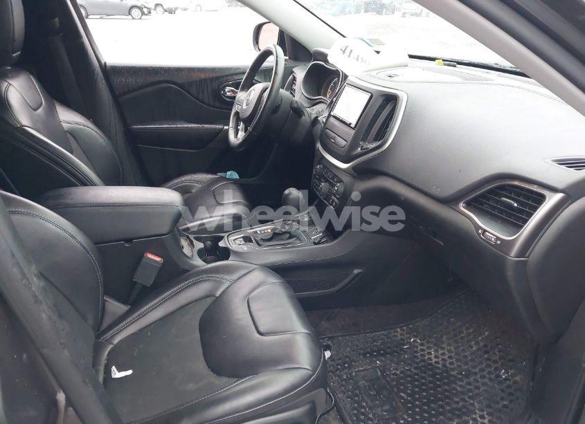 Photo 5 of 2019 Jeep Cherokee LATITUDE PLUS 4X4 (VIN 1C4PJMLBXKD272048)