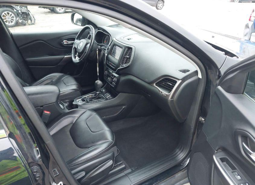 Photo 5 of 2019 Jeep Cherokee LATITUDE PLUS 4X4 (VIN 1C4PJMLBXKD338002)