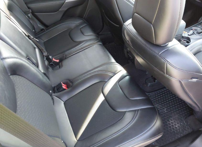 Photo 8 of 2019 Jeep Cherokee LATITUDE PLUS 4X4 (VIN 1C4PJMLN1KD192759)