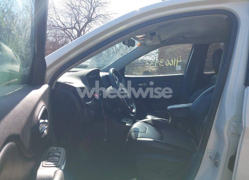 Photo 5 of 2019 Jeep Cherokee ALTITUDE 4X4 (VIN 1C4PJMLX0KD430182)