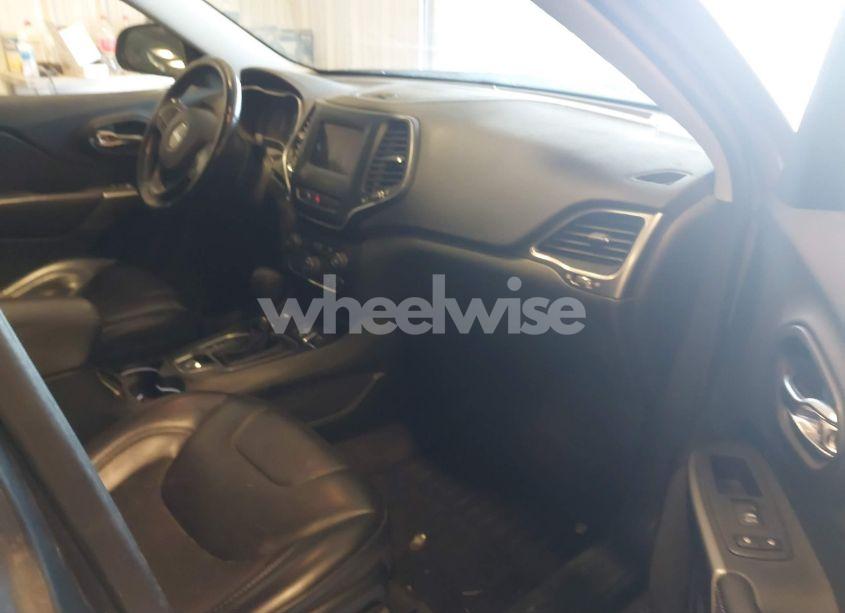 Photo 5 of 2019 Jeep Cherokee LATITUDE PLUS 4X4 (VIN 1C4PJMLX2KD101757)